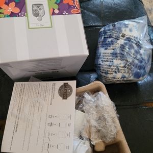 Scentsy tie dye plug in warmer